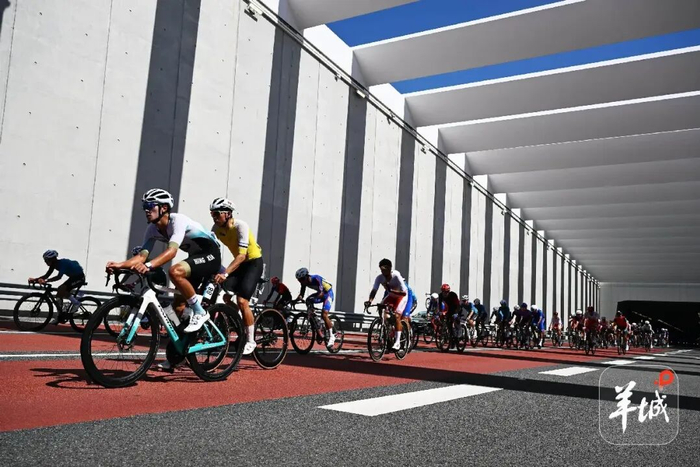 11月8日，十五运会自行车（公路）赛男子个人赛选手们穿越港珠澳大桥隧道，往珠海方向飞驰。图/羊城晚报记者林桂炎 摄
