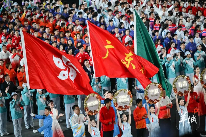 11月21日，第十五届全运会闭幕式，粤港澳参赛代表团入场。图/羊城晚报记者钟振彬 摄