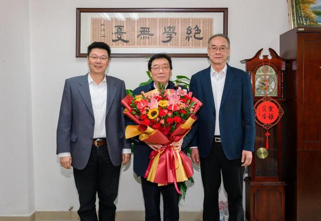 11月21日，西南交通大学党委书记余敏明，校长闫学东一行看望慰问新当选中国工程院院士高仕斌教授。西南交通大学官网 图