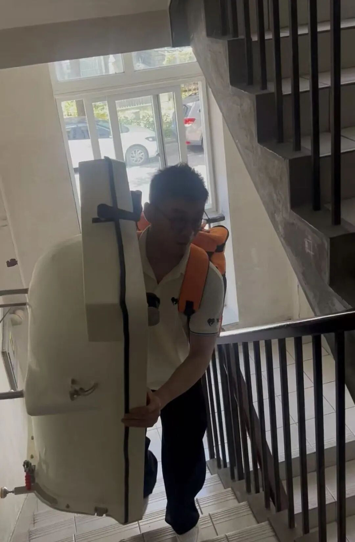 ▲拿着十多斤的浴缸上门助浴。图 / 访谈者提供