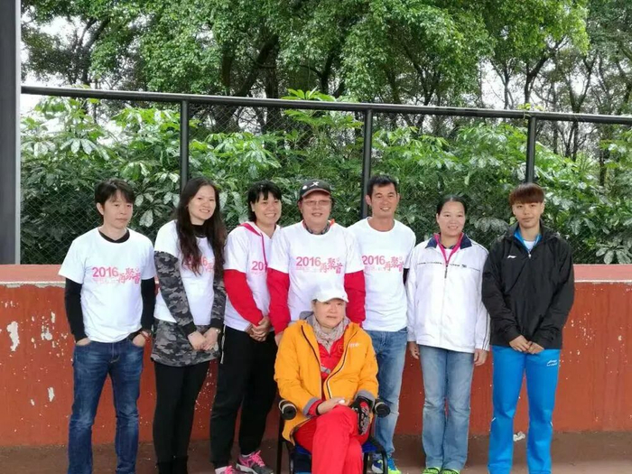 戴建华（前排）。