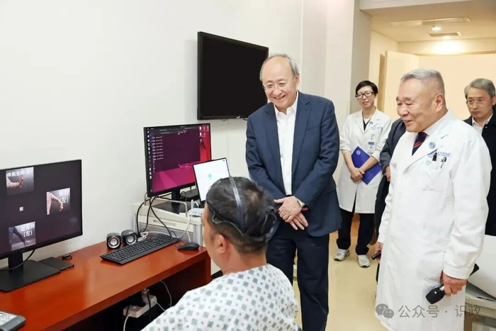 与在院患者交流，了解治疗康复情况