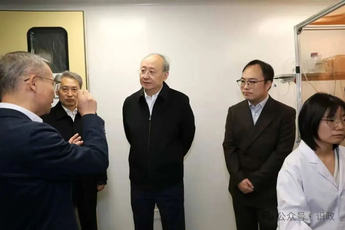 察看北京脑科学与类脑研究所发展情况