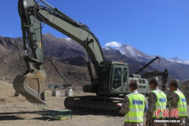 图为官兵操作挖掘机进行精细操作。由武警第二机动总队某支队供图