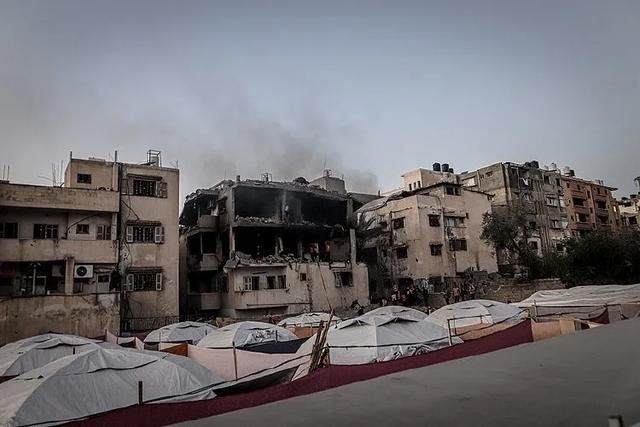 當(dāng)?shù)貢r間11月22日，加沙地帶加沙城遭以軍襲擊。拉哈圖源：央視新聞