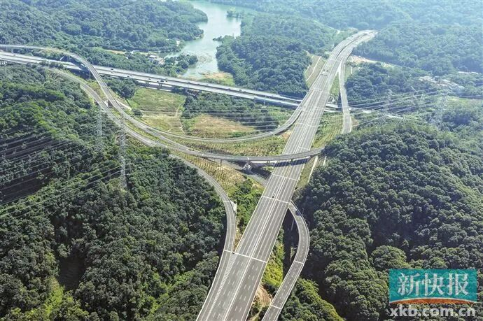 ■机场第二高速南段SG05合同段天鹿湖枢纽互通立交。