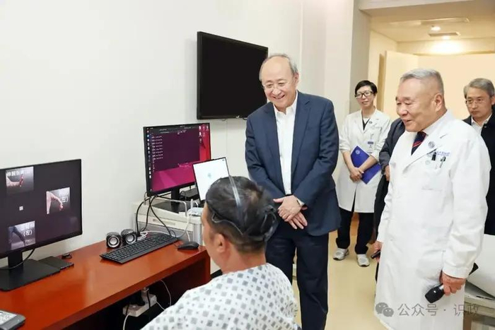 与在院患者交流，了解治疗康复情况