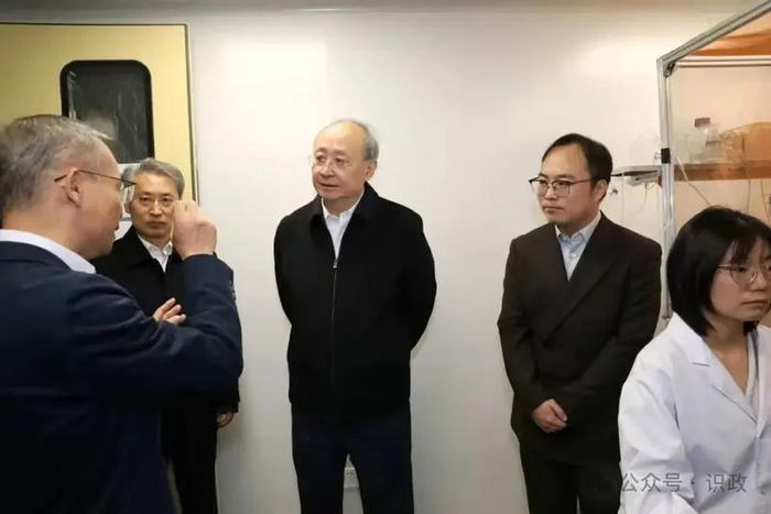 察看北京脑科学与类脑研究所发展情况