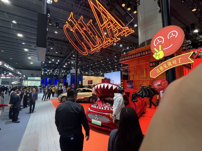 奔驰展台万圣节装饰车型