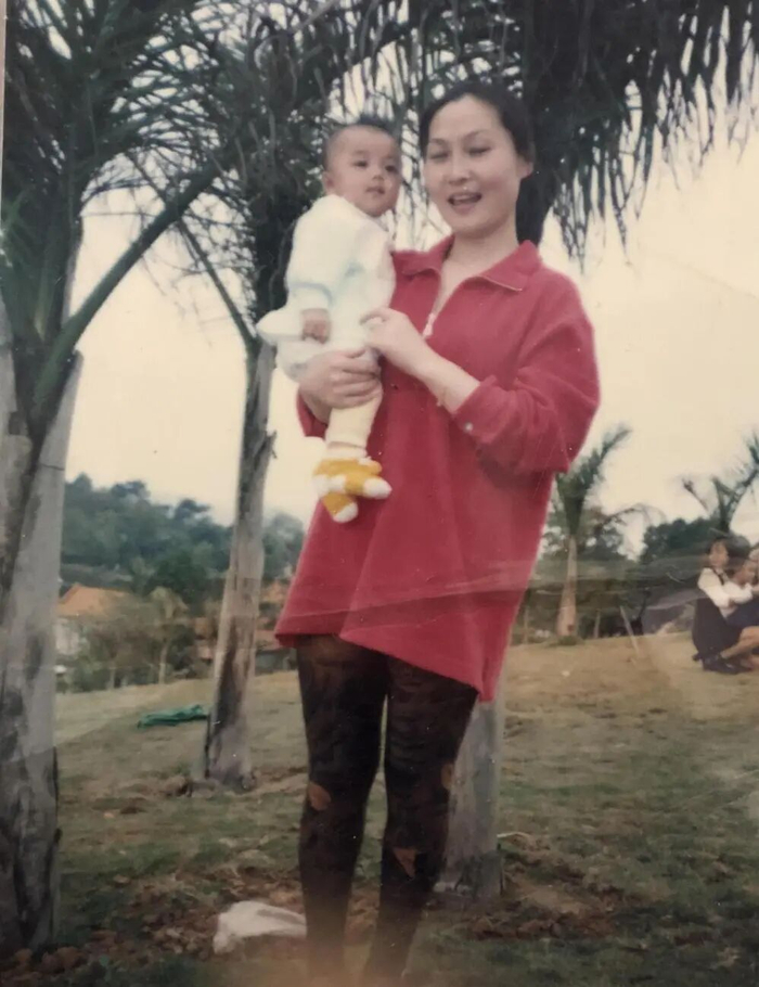 刘景扬与母亲的合影。