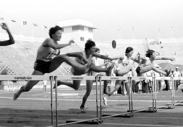 1978年12月19日，在第八届亚运会田径比赛中，中国运动员戴建华（左）夺得百米栏第一名。新华社记者 官天一 摄