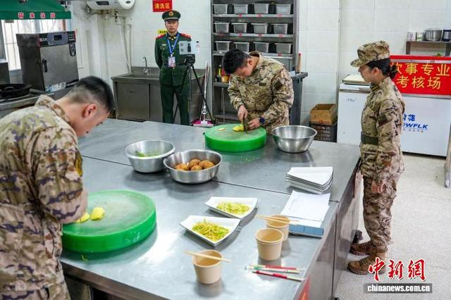 图为官兵开展炊事技能考核。刘亢 摄