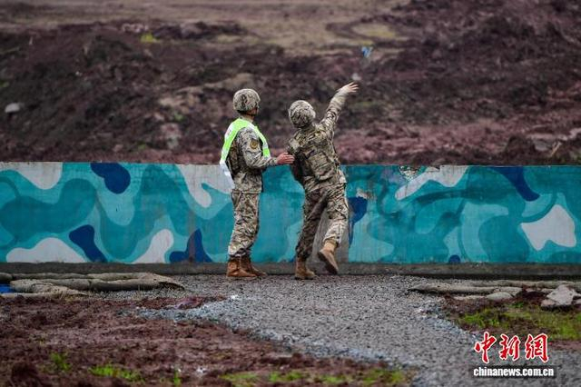图为官兵开展实弹实投考核。刘亢 摄 