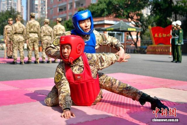 图为官兵开展擒敌考核。刘亢 摄