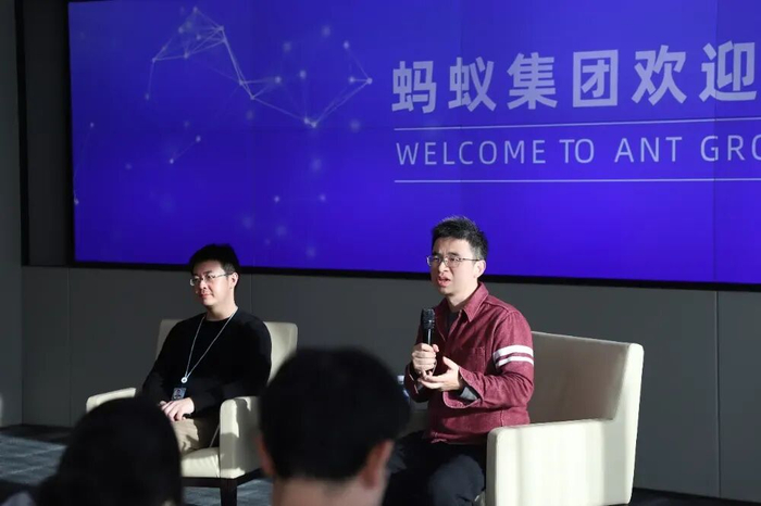 蚂蚁集团CTO何征宇（右）、蚂蚁灵光负责人蔡伟（左）