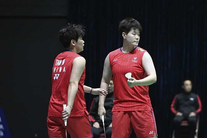 新生代组合刘圣书（右）/谭宁已经走上台前。