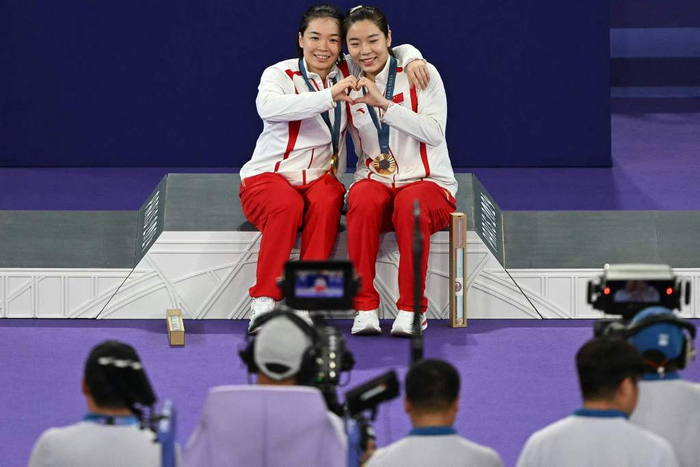 陈清晨（左）/贾一凡收获巴黎奥运会金牌。