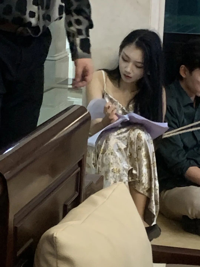 沈音孜正在读剧本。受访者供图