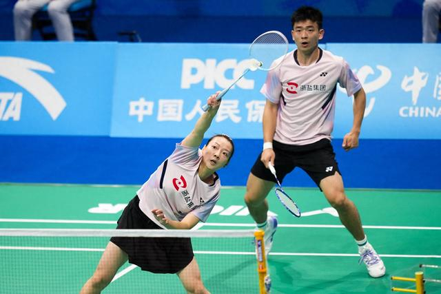 黄雅琼（左）与老搭档郑思维在全运会比赛中。新华社供图