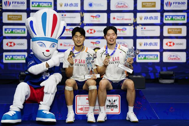 徐承宰（右）在今年世锦赛中携搭档金元昊登顶。新华社供图