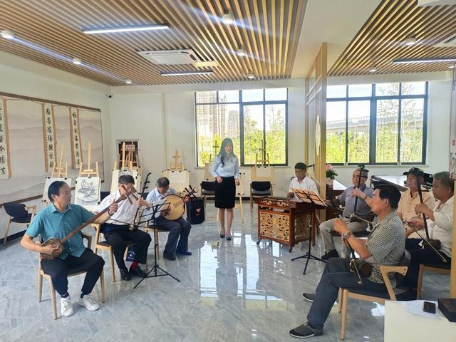 临溪社区老年学校声乐课排练日常。受访者供图