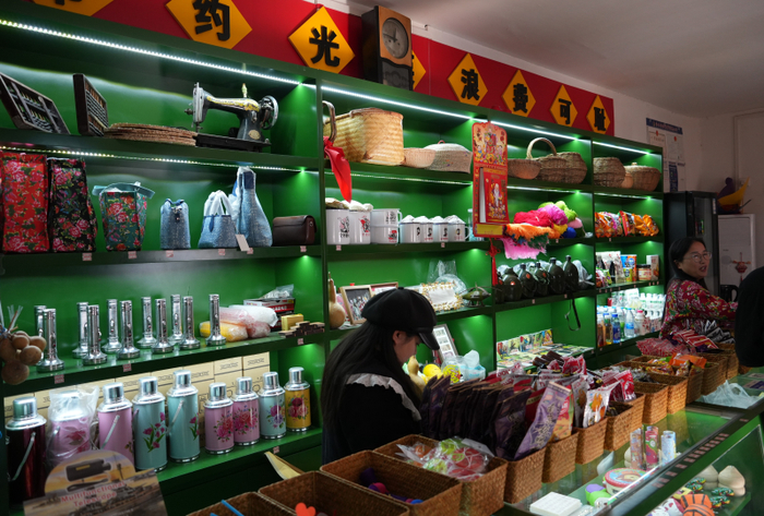 杂货店内  界面新闻记者范易成摄