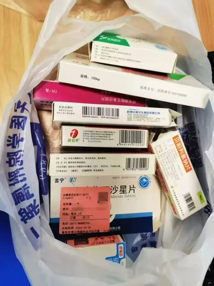 “都是医生开的药不敢停……”每天吃17种药，男子消化道大出血晕倒！ 有些药同服就是“服毒”！快自查，你家有没有|血管|门诊|格雷