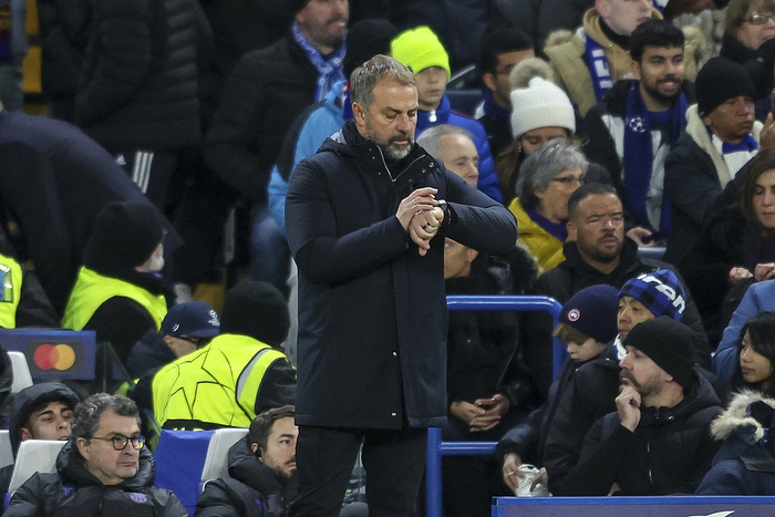 比赛中弗里克不断看手表，是盘算球队还有多少时间扭转败局，还是祈祷比赛快些结束？