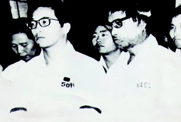 1971年10月，徐胜兄弟（右边是徐胜，左边是其弟）在法庭上听取检方的判决。韩民族日报