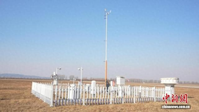 11月26日，记者走进沈阳市法库县的财湖机场探访精密气象如何守护低空飞行。图为建在机场里面的“气象观测站”。刘禹辰 摄