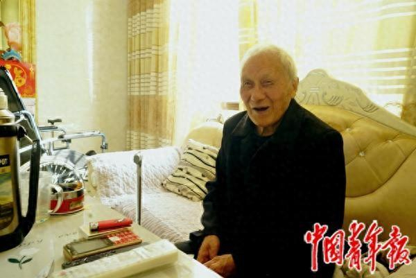 郑彩清习惯坐在客厅固定位置上看电视。中青报·中青网记者 魏晞/摄