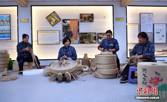 11月26日，河北雄安新区安新县赵北口镇杨庄子村“创富工坊”内，工作人员正在制作蒲草工艺品。中新社记者 韩冰 摄