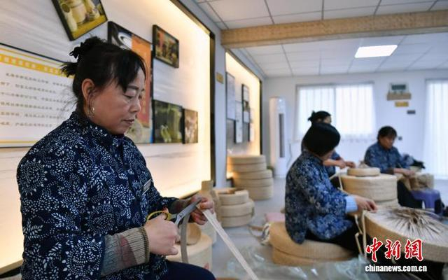 11月26日，河北雄安新区安新县赵北口镇杨庄子村“创富工坊”内，工作人员正在制作蒲草工艺品。中新社记者 韩冰 摄