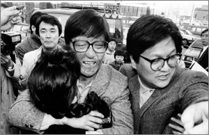 1971年在首尔大学留学期间因间谍罪被捕的徐胜，在服刑19年后于1990年获得假释，与家人拥抱。东亚日报