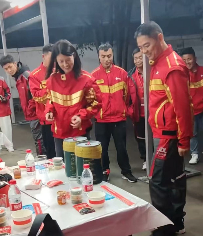 京东外卖员目前的工服以红色为底色，胸前配有金色条状装饰。 网络 图