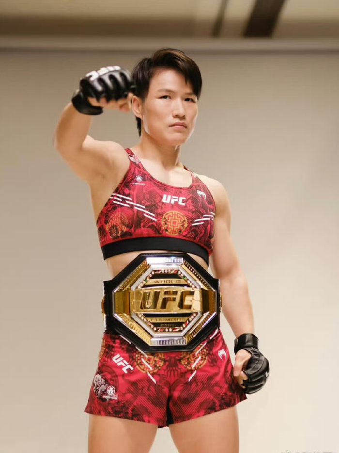 放弃金腰带冲击57kg双冠，36岁张伟丽输了也没人怪|UFC|蝇量级|李景亮|罗斯|比赛_新浪体育_新浪新闻