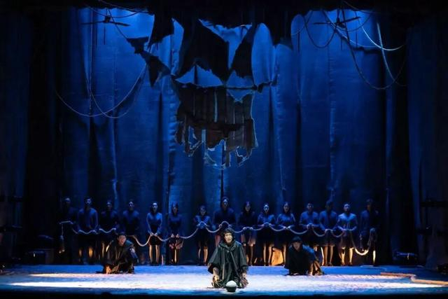 图为藏语版话剧《哈姆雷特》演出剧照。（西藏自治区话剧团供图）