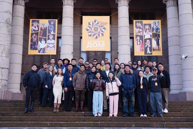 图为濮存昕和西藏自治区话剧团演员在“波罗的海之家”国际戏剧节。（西藏自治区话剧团供图）