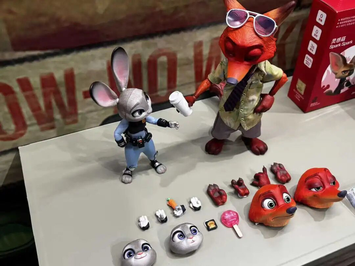 消费品启动大会上有关《疯狂动物城2》的周边展示（图/氢商业摄）