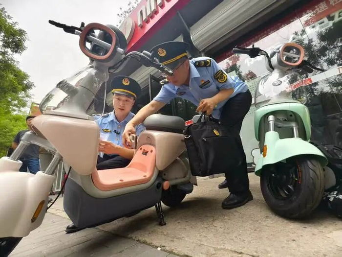 ▲海淀区市场监管局对辖区内一家电动自行车销售门店开展专项执法检查。新京报记者 浦峰 摄