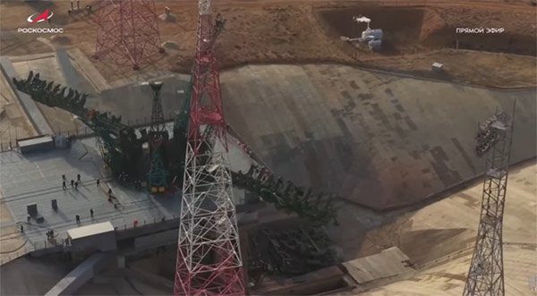 俄国家航天集团的发射画面，上图为发射前的场地状况，下图为发射后，图片中间下方的黑色物体疑似坍塌的服务平台
