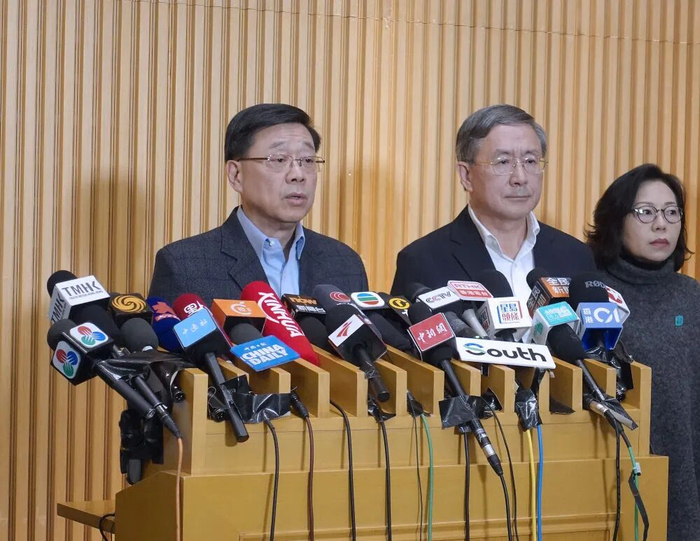 11月27日，香港特区行政长官李家超（左）在政府总部会见传媒介绍最新进展。新华社发（许朗轩摄）