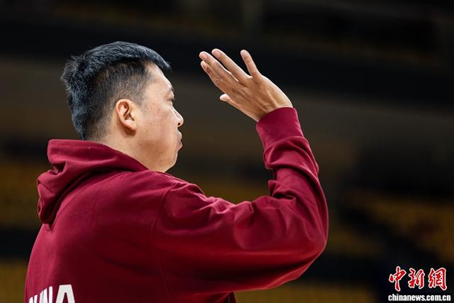 王治郅现身训练场 中新网记者 刘星晨 摄