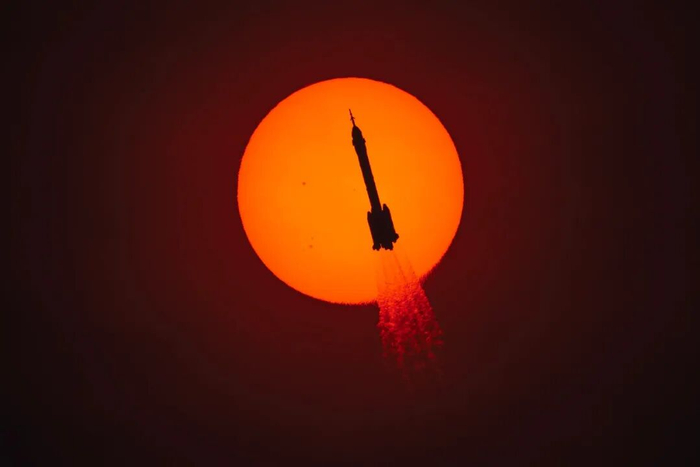 神箭凌日（白龙 摄）