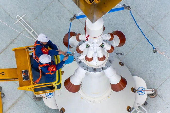 逃逸塔吊装（王衡 摄，来源：酒泉卫星发射中心）