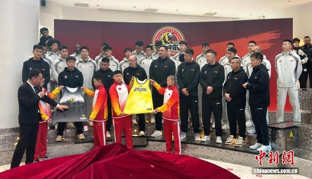 新球衣亮相。 郭佳 摄