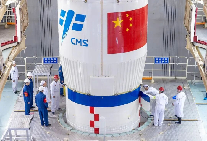 船箭对接（王衡 摄，来源：酒泉卫星发射中心）