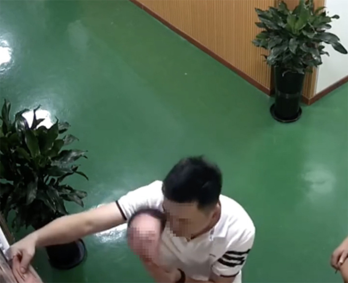 温州龙港一社区多名干部被指用人脸面具“刷脸”打卡，当地社工部已受理举报