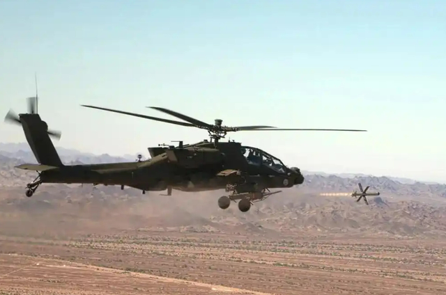 美国AH-64阿帕奇武装直升机发射长钉导弹