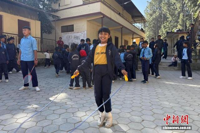 11月28日，尼泊尔加德满都谷地，尼泊尔学生在收到中国爱心“体育包”后，迫不及待地跳起了绳。 崔楠 摄